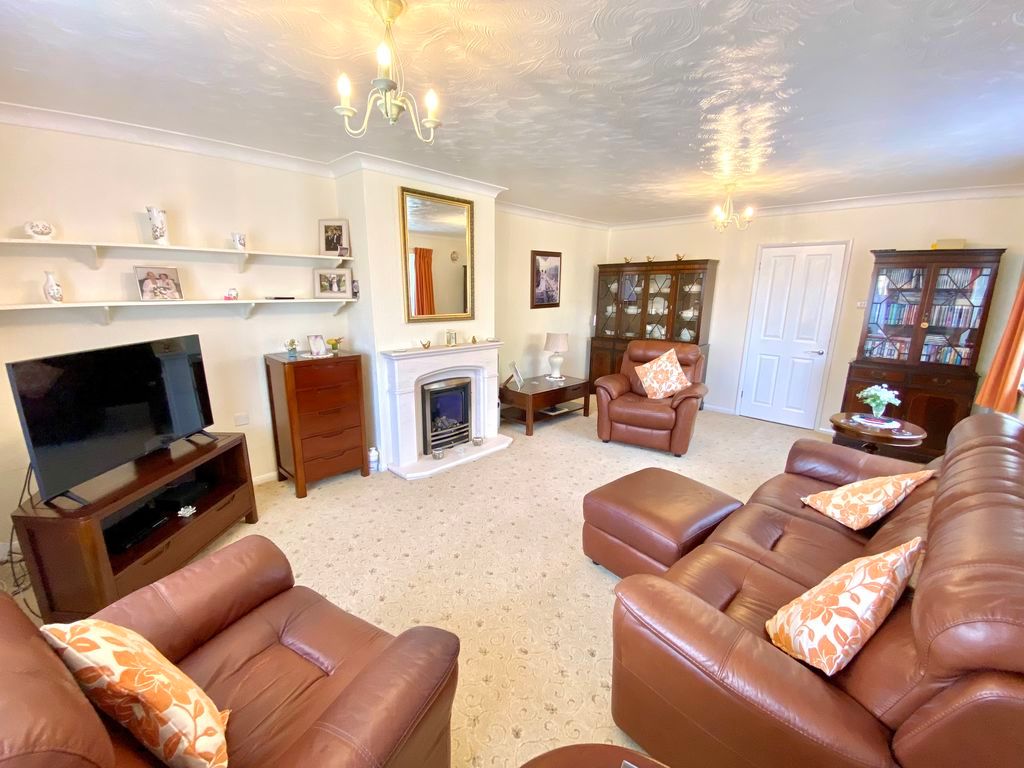 Property photo 2 of 17 Lounge