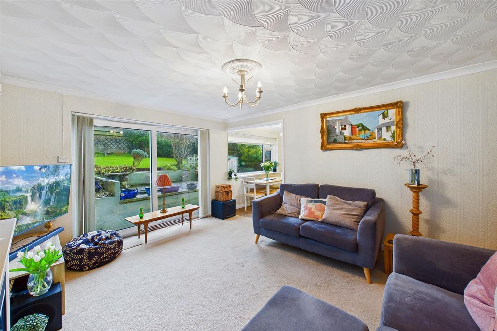 Property photo 3 of 25 Lounge