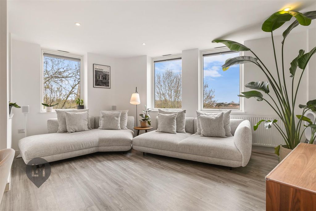 Property photo 2 of 6 Living/Dining/Kitchen