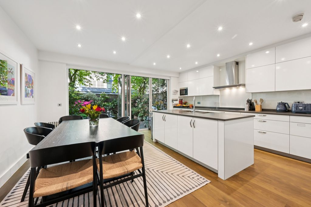 Property photo 3 of 31 Kitchen