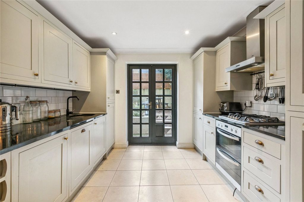Property photo 2 of 9 Kitchen