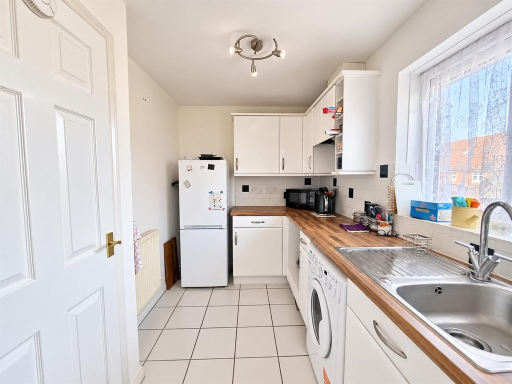 Property photo 3 of 10 Kitchen