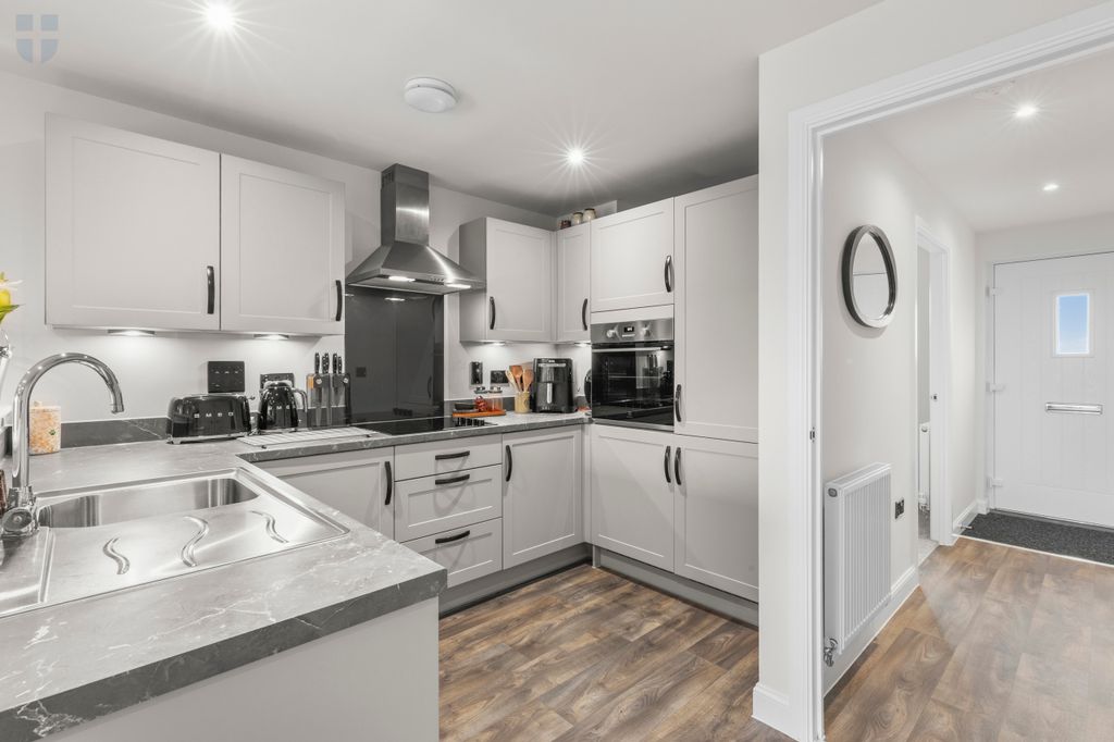 Property photo 2 of 14 43 Sutton Grove, Hp22 7EU-9