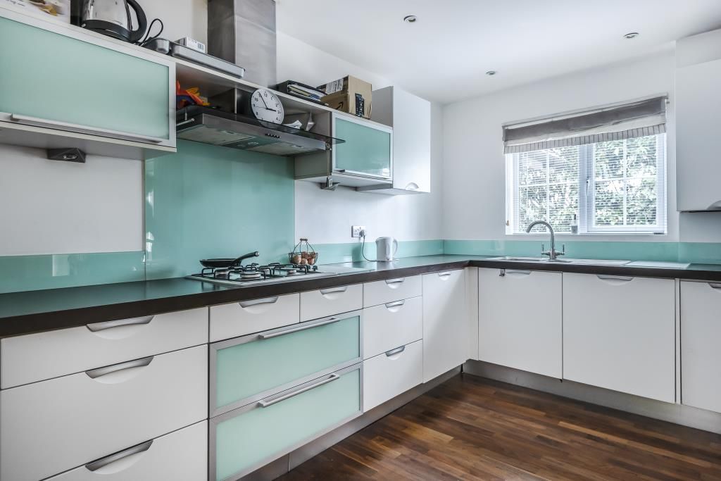 Property photo 3 of 10 Kitchen