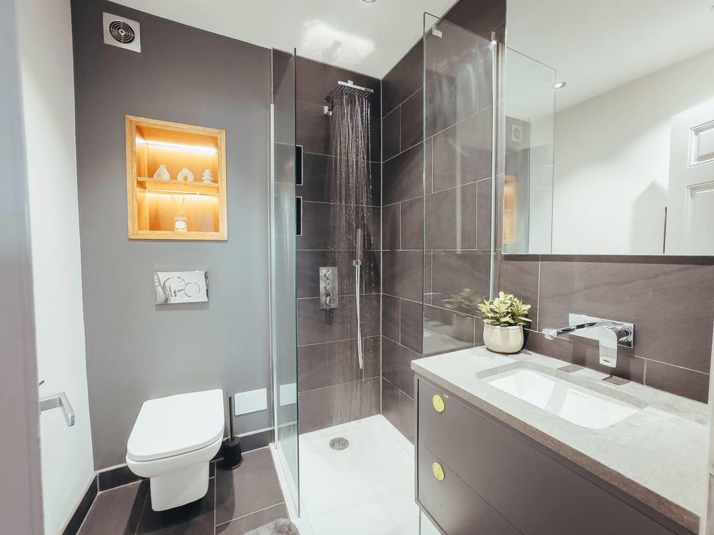 Property photo 3 of 9 Bathroom.Jpeg