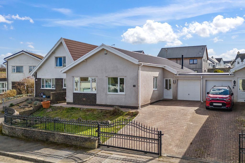 Property photo 1 of 32