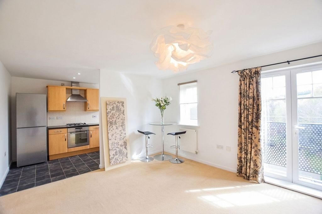 Property photo 1 of 8 Living Room/Kitchen