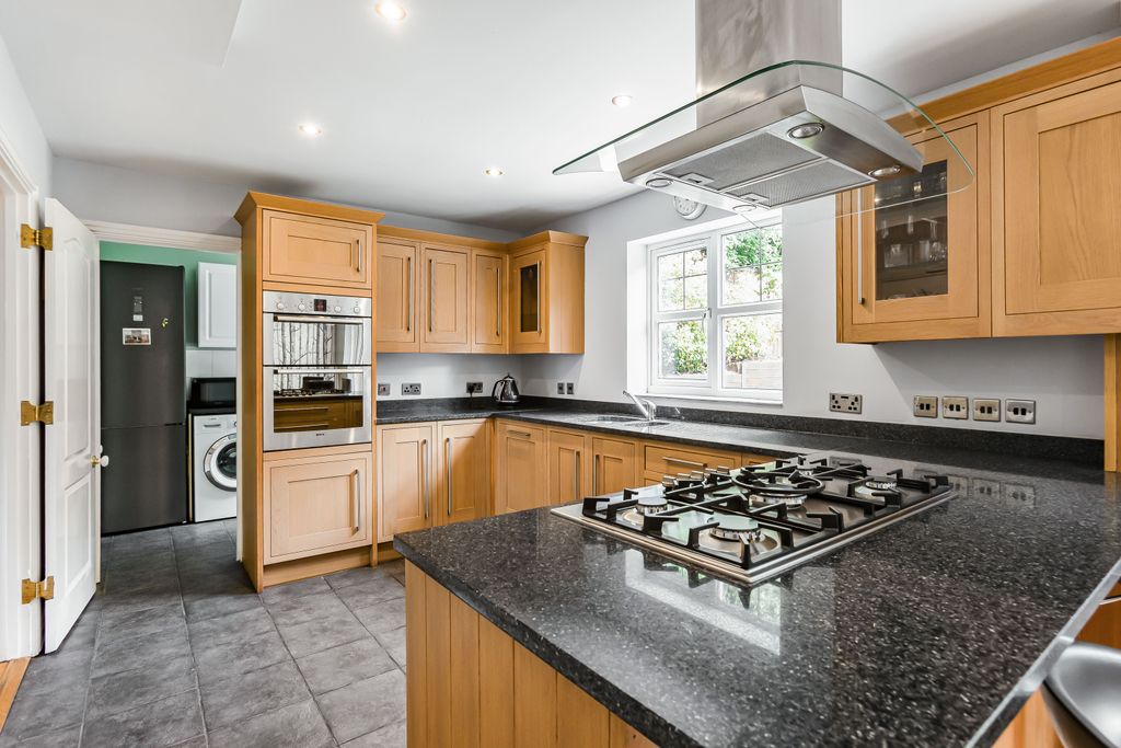 Property photo 3 of 14 Kitchen