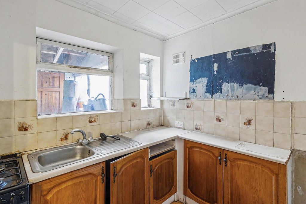 Property photo 3 of 8 Holybrook Avenue - Kitchen
