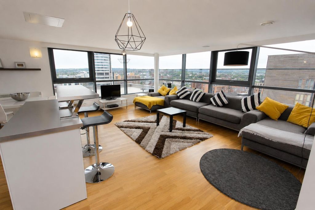 Property photo 1 of 10 Stunning Modern Lounge With Panoramic City Views...