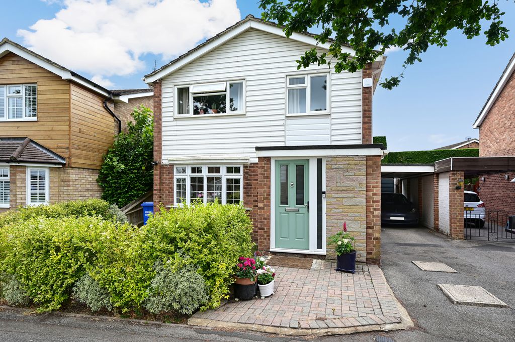 Property photo 1 of 11 19 Globe Farm Lane (14)