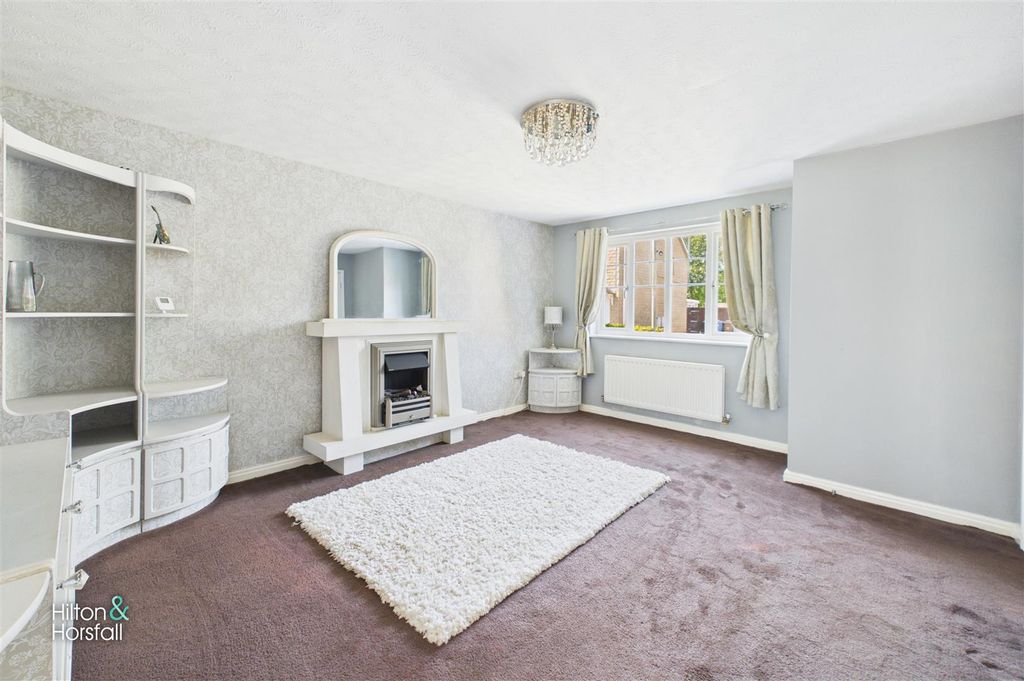 Property photo 2 of 15 St Georges Close