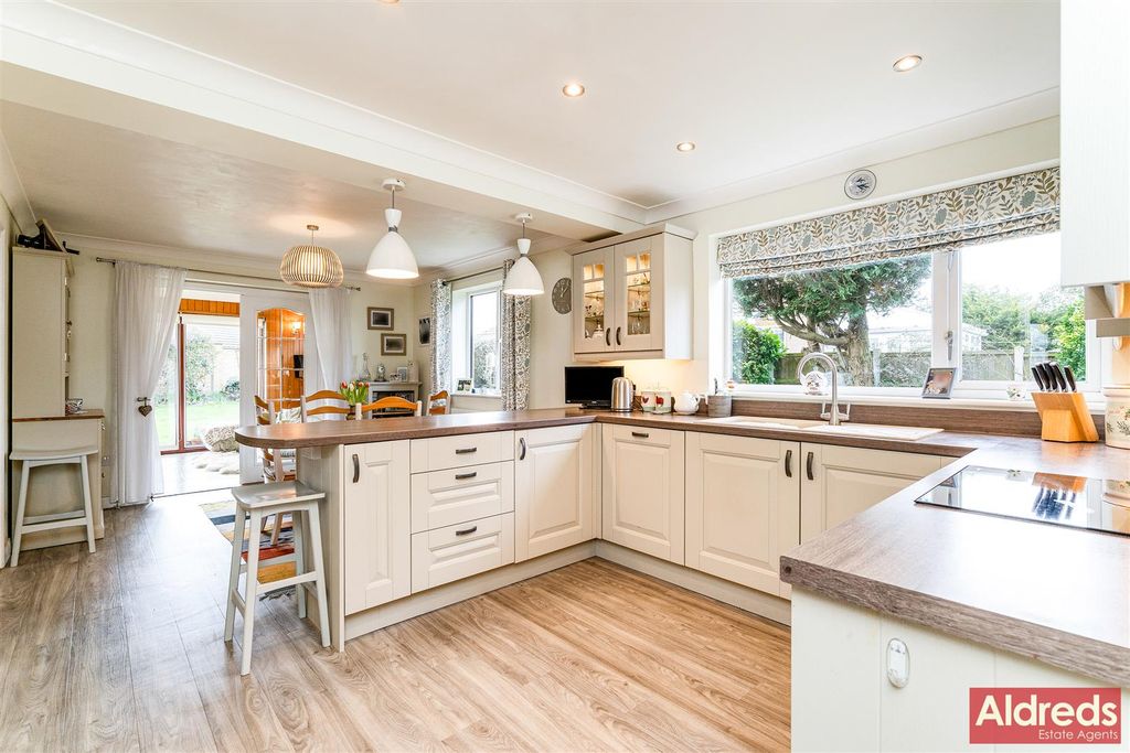 Property photo 3 of 20 2 Squires Walk (11).Jpg