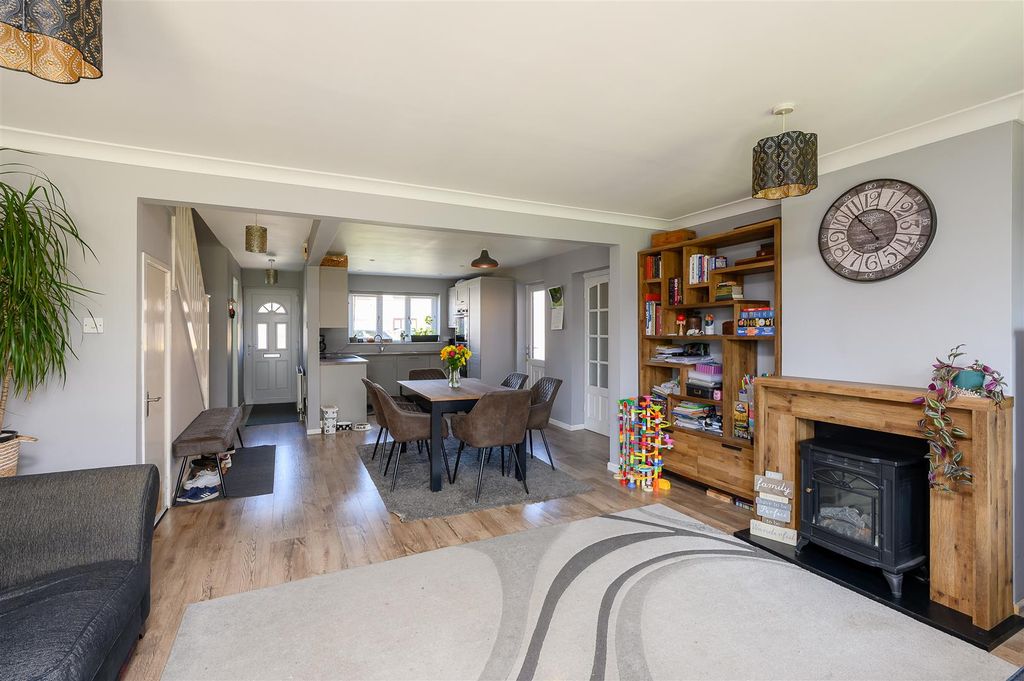 Property photo 3 of 18 Living