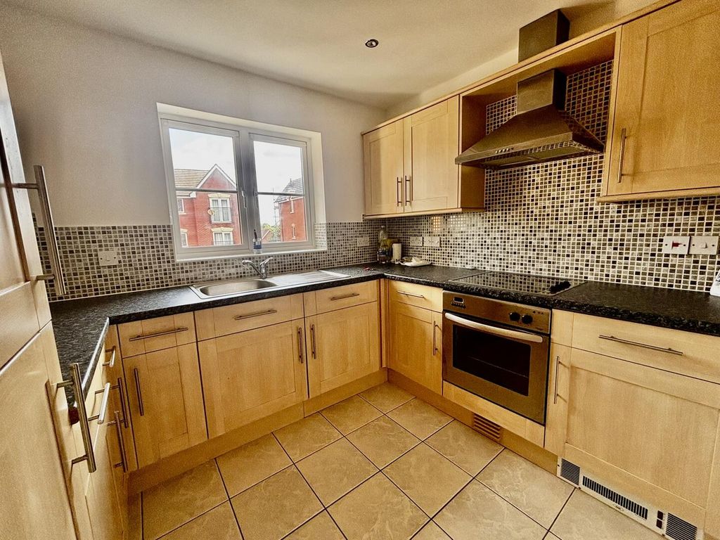 Property photo 3 of 12 Kitchen