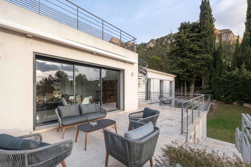 Property photo 2 of 27