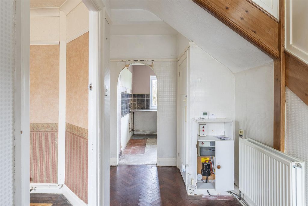 Property photo 3 of 29 Entrance Hall