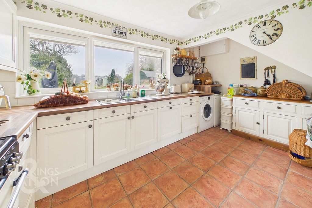 Property photo 2 of 28