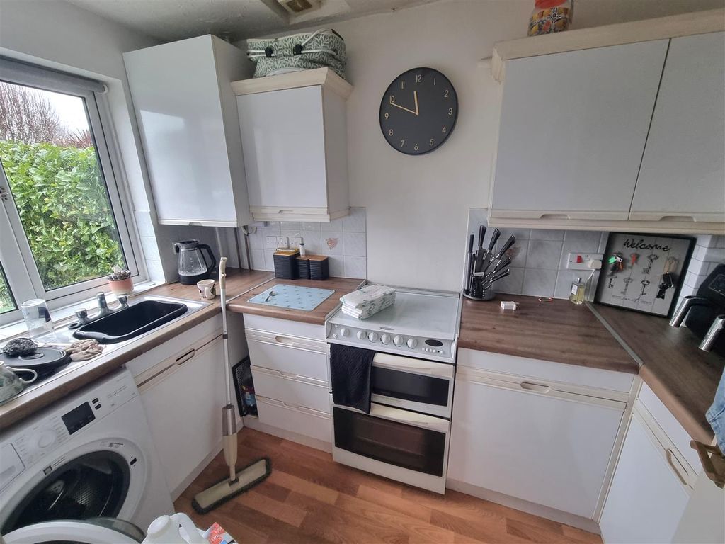 Property photo 3 of 7 Kitchen