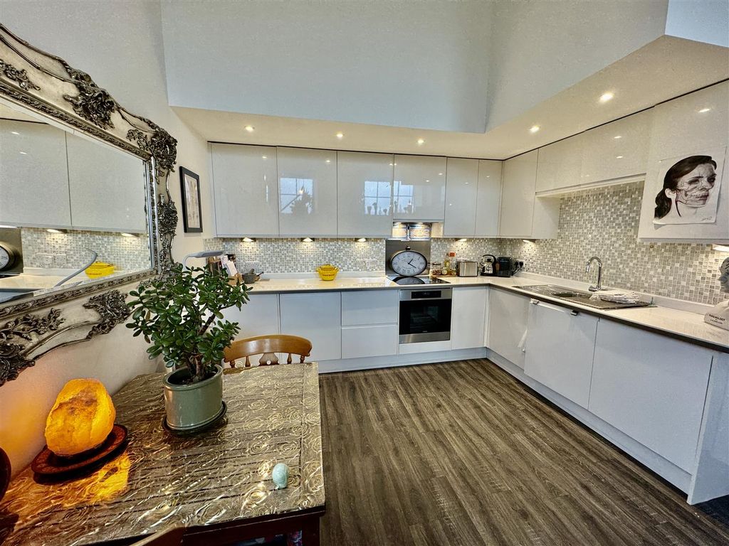 Property photo 1 of 7 Dining Kitchen