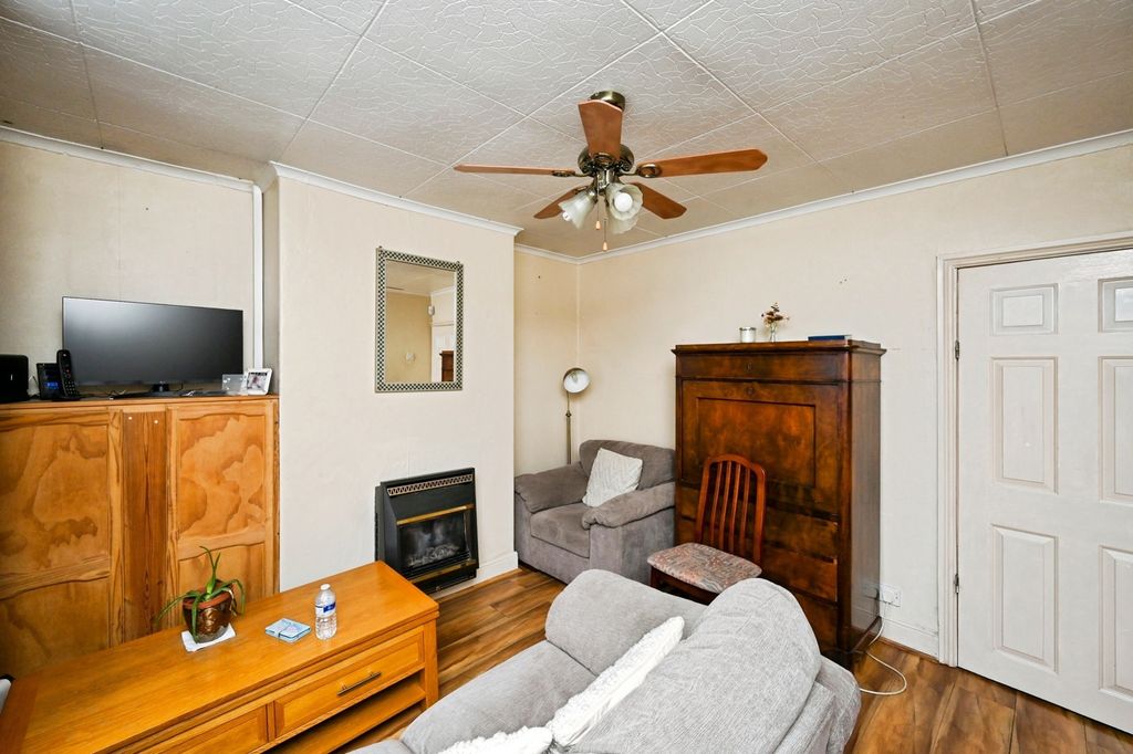 Property photo 2 of 23 Lounge