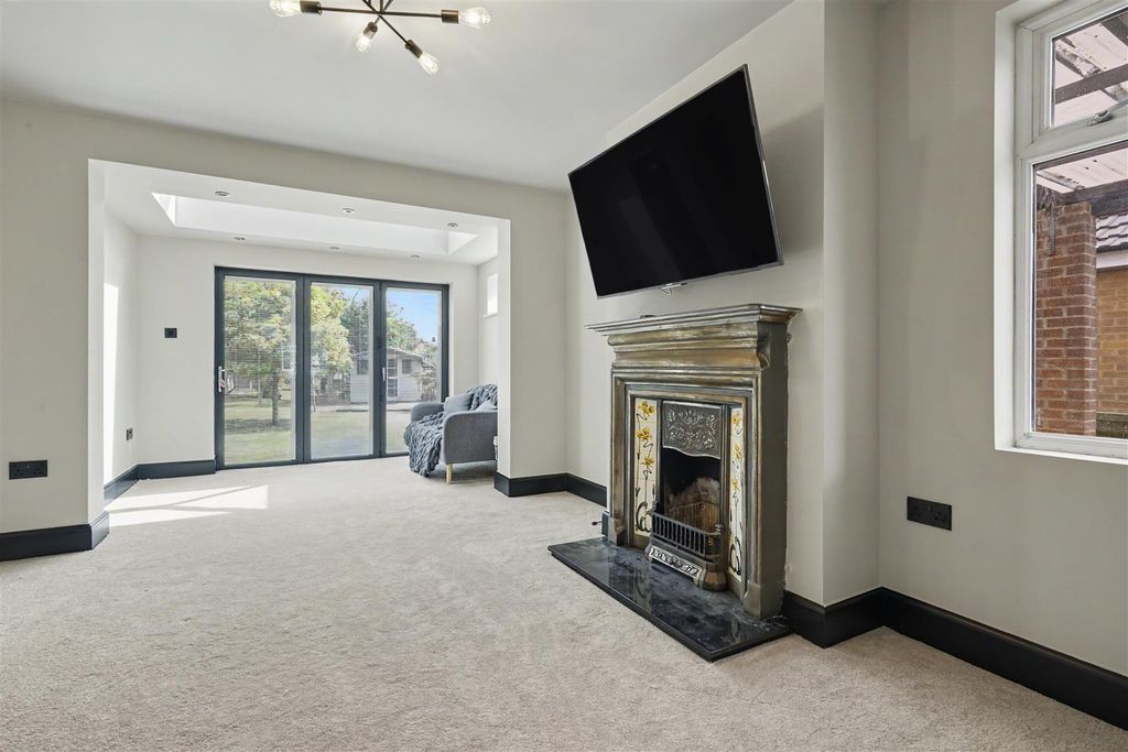 Property photo 2 of 25 Lounge