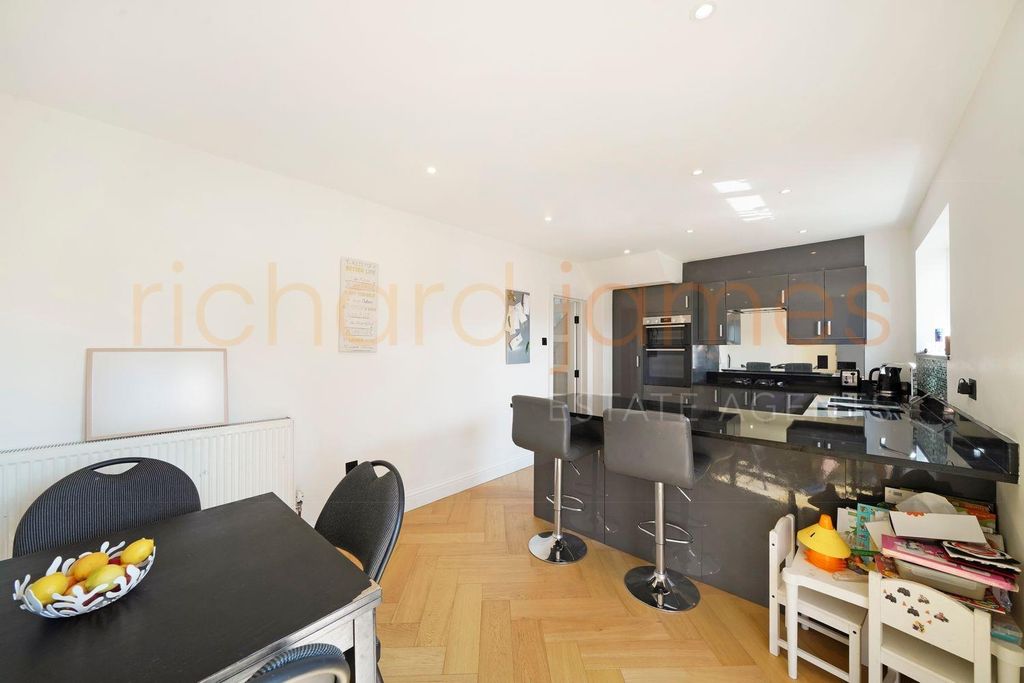 Property photo 3 of 19 42 Thornbury Gardens - Befaxevx7Jwbnh5Q4Max.Jpg