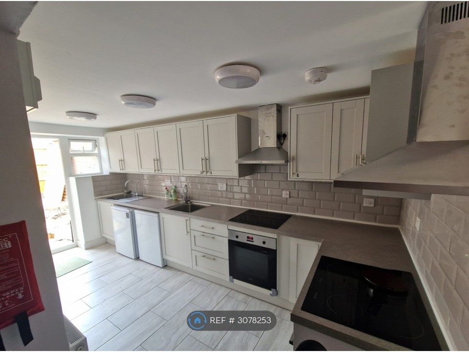 Property photo 2 of 6 Kitchen