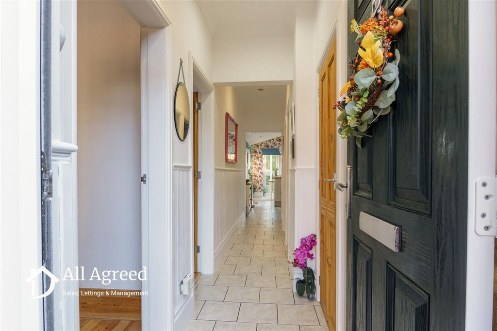 Property photo 2 of 20 Entrance Hall
