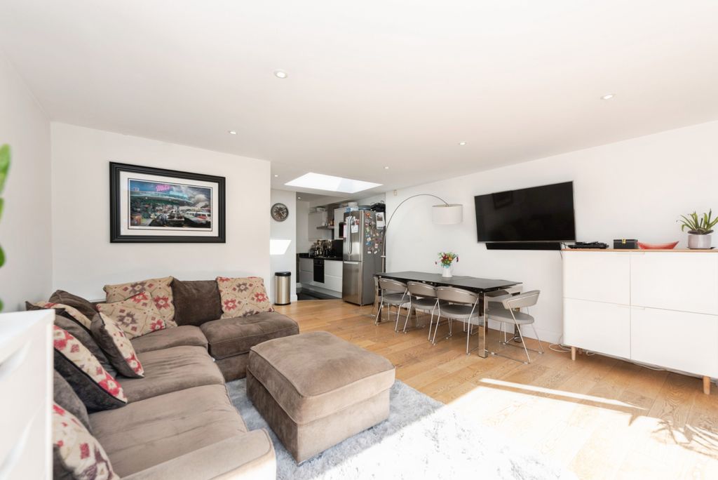 Property photo 3 of 20 Elmbridge24Of39