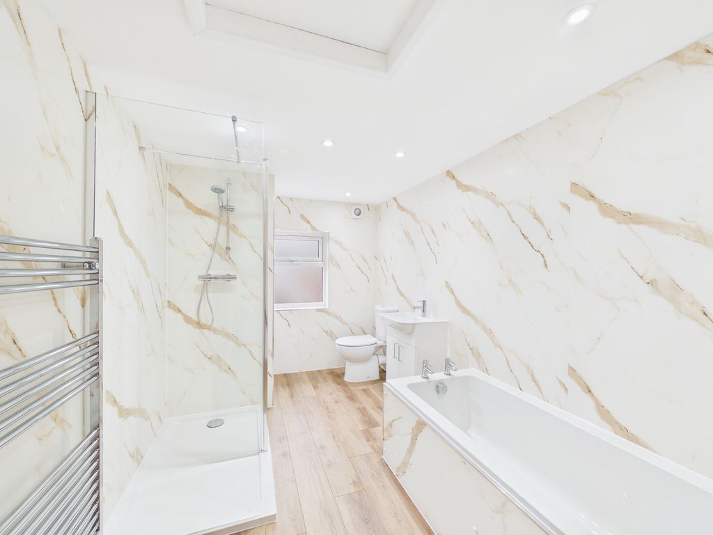 Property photo 2 of 9 Bathroom (2)