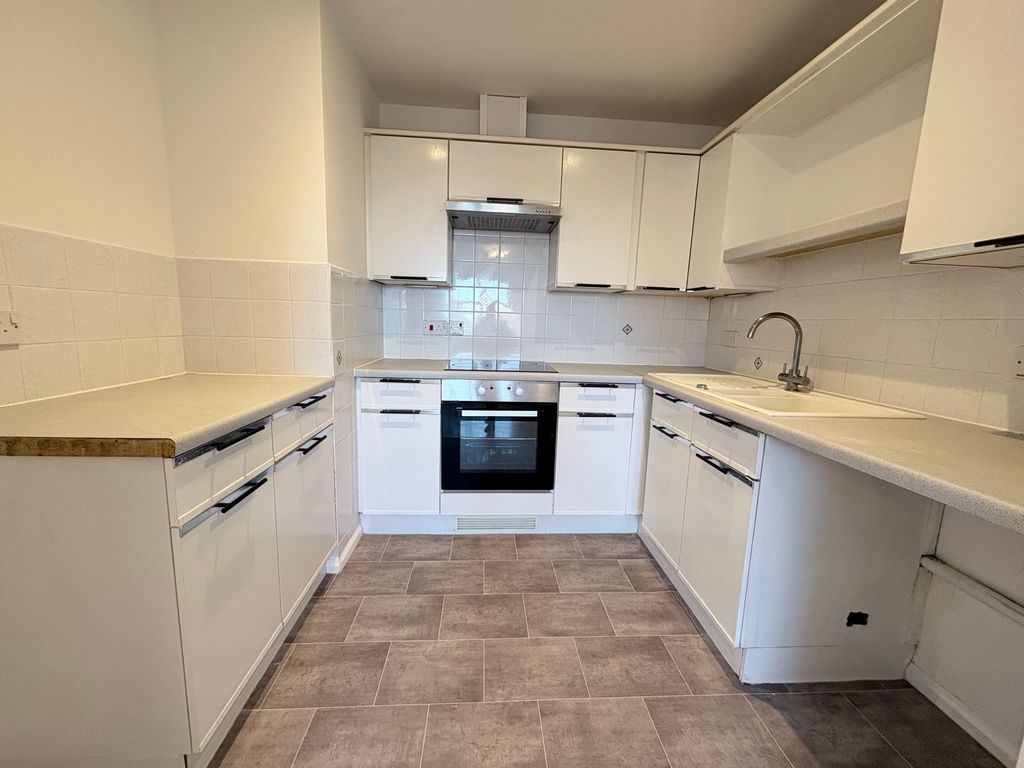 Property photo 3 of 11 Kitchen