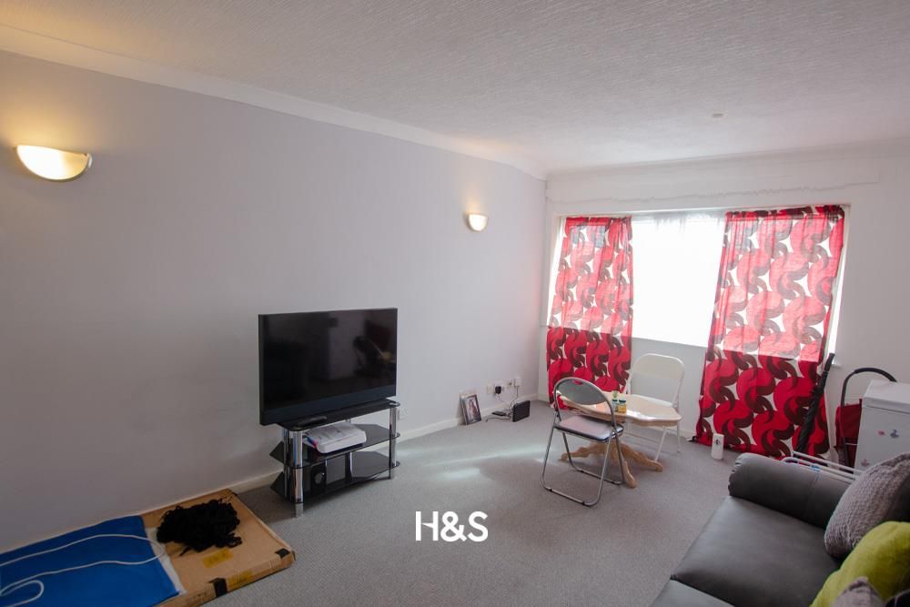 Property photo 3 of 9 57 Selby - Lounge2.Jpg