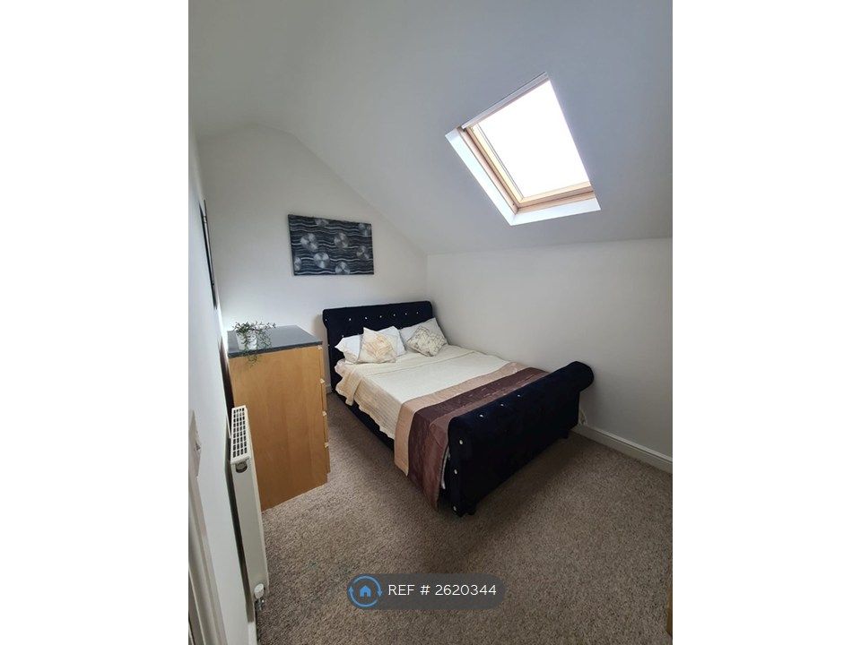 Property photo 2 of 10 Bedroom