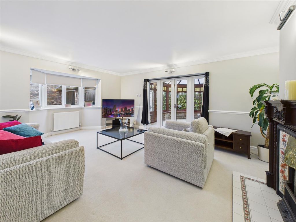 Property photo 2 of 21 Lounge