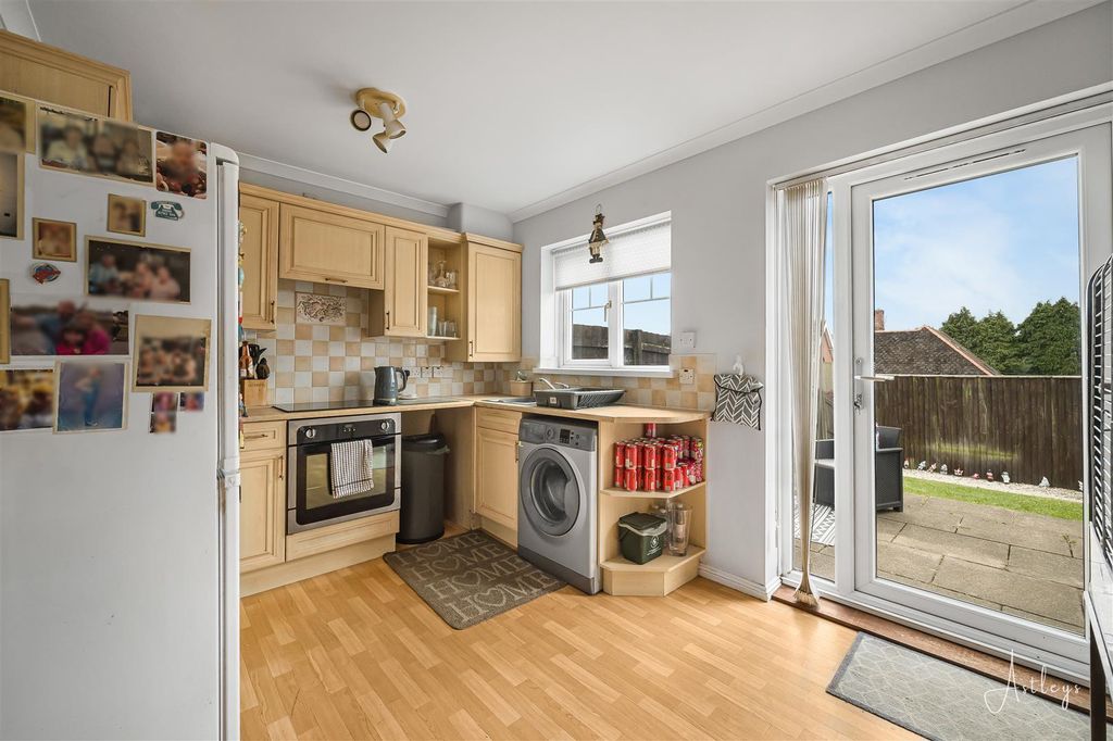 Property photo 3 of 18 Kitchen