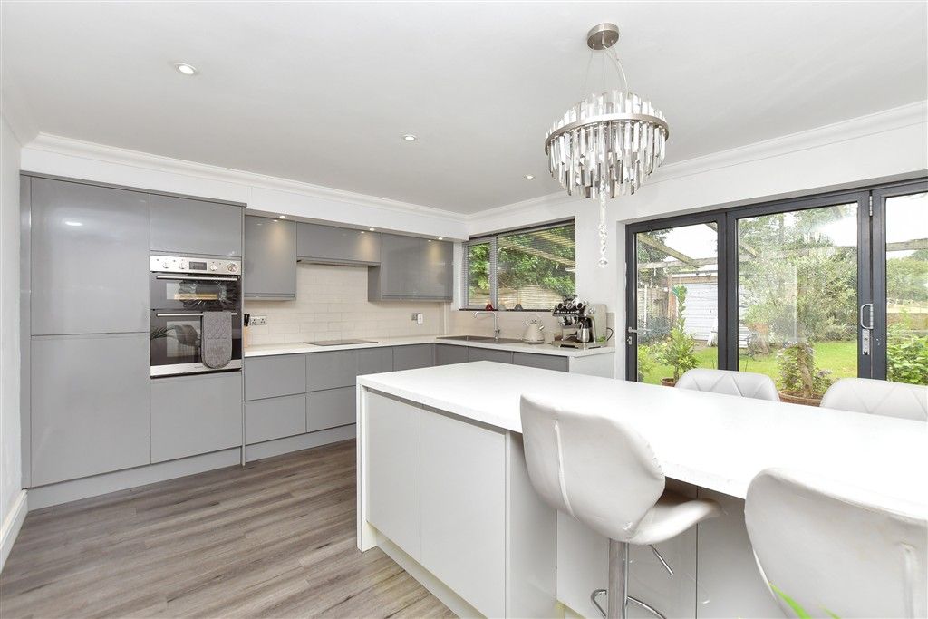 Property photo 3 of 17 Kitchen/Breakfast Area