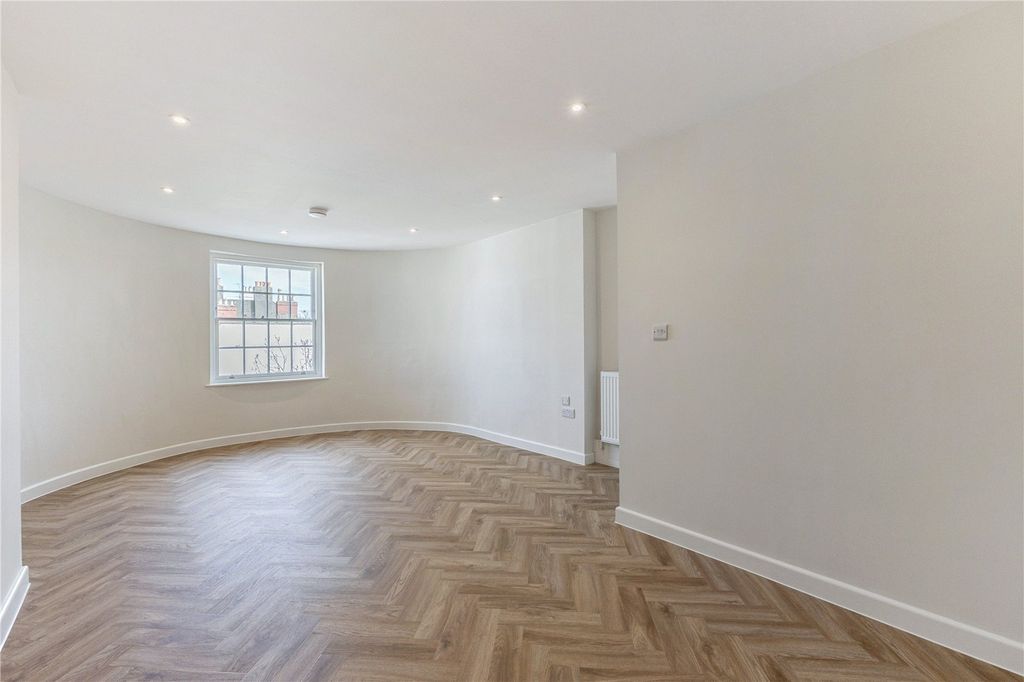 Property photo 3 of 9 Berkeley Place