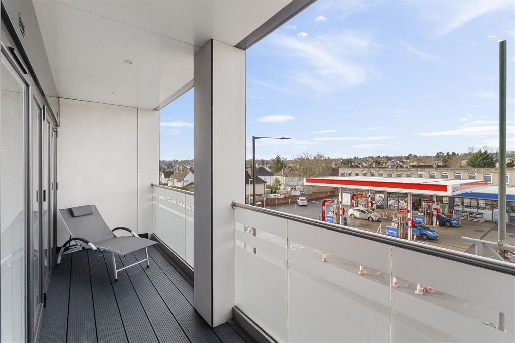 Property photo 3 of 16 Charlotte Court En4 8Qz-1.Jpg