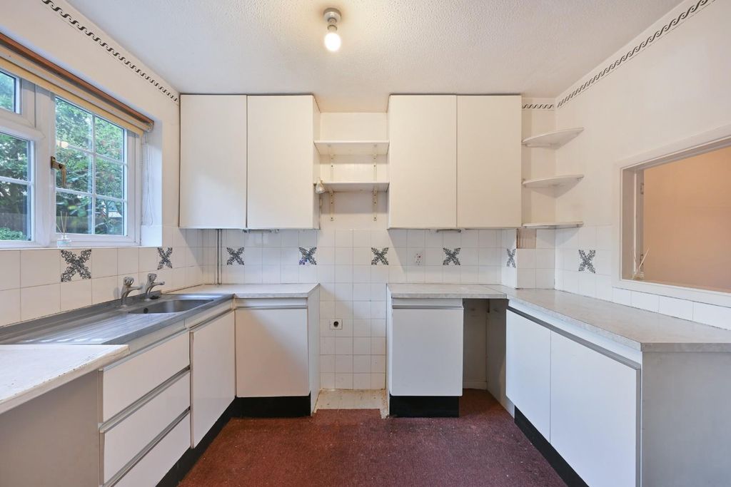 Property photo 3 of 15 Middle Close