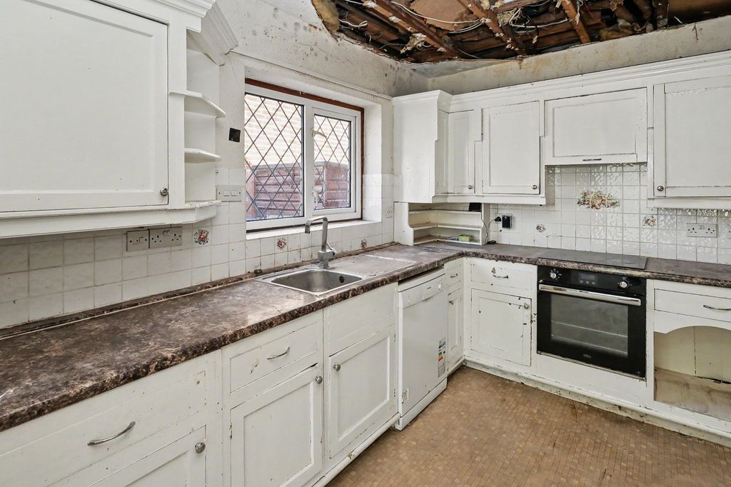 Property photo 3 of 20 56 Lechmere Avenue, Chigwell, Ig7 5Et