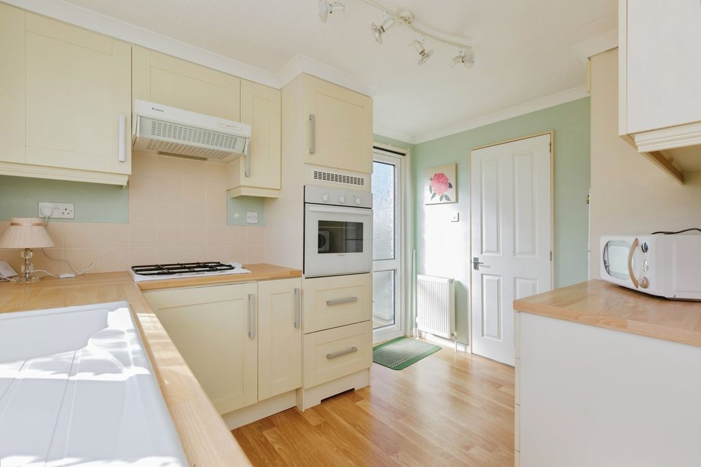 Property photo 3 of 17 Kitchen