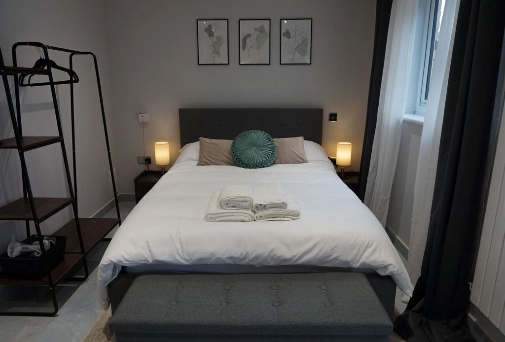 Property photo 3 of 8 A Cozy And Well-Kept Double Bedroom Featuring A Co...