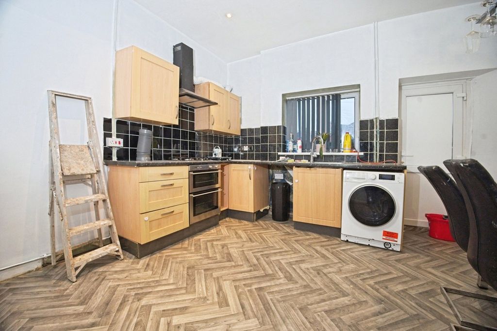 Property photo 3 of 20 Kitchen