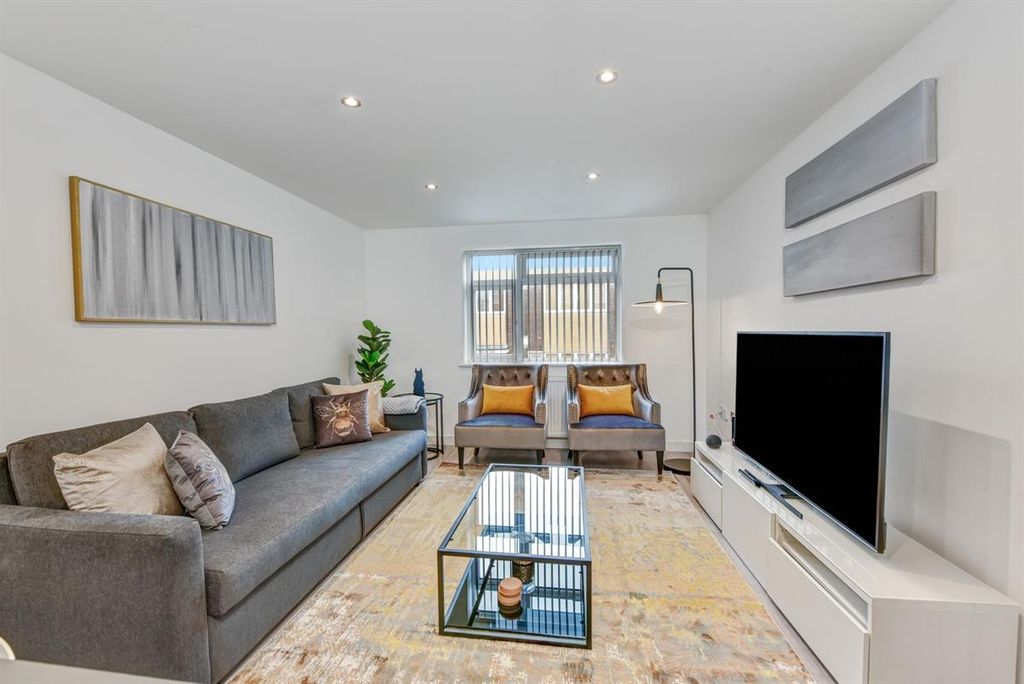 Property photo 2 of 32