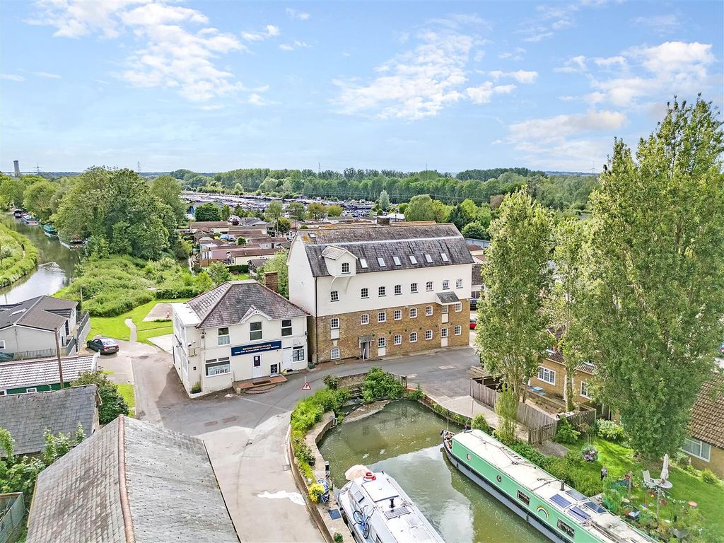 Property photo 2 of 35