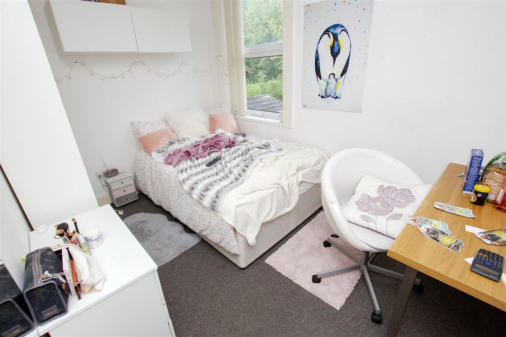 Property photo 3 of 9 Approach