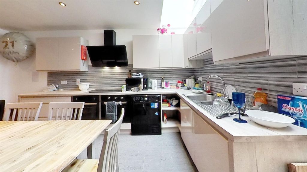 Property photo 2 of 11 243-Tiverton-Road-Ki