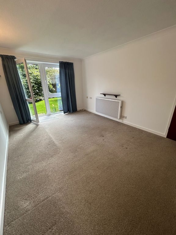 Property photo 3 of 7 Living Room