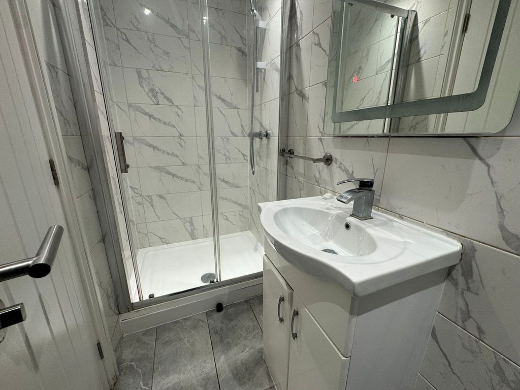Property photo 1 of 5 2 Bed Flat To Rent Canberra Road, London W13